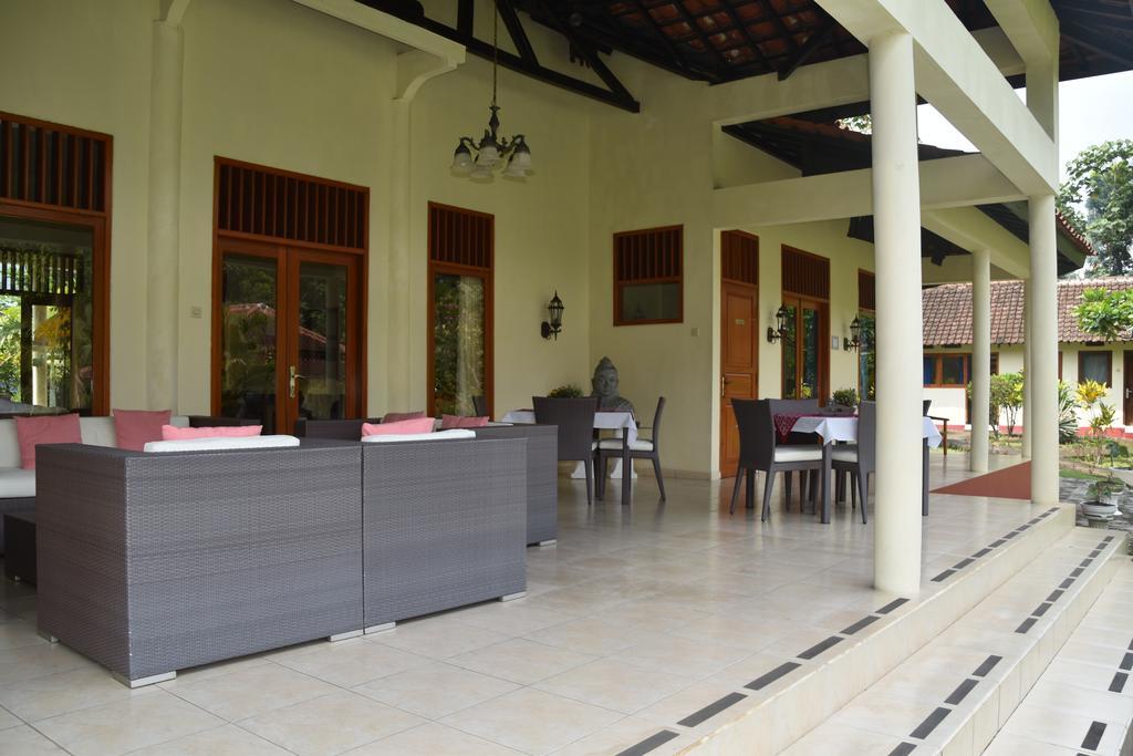 Guesthouse Rumah Senang Kalibaru Buitenkant foto